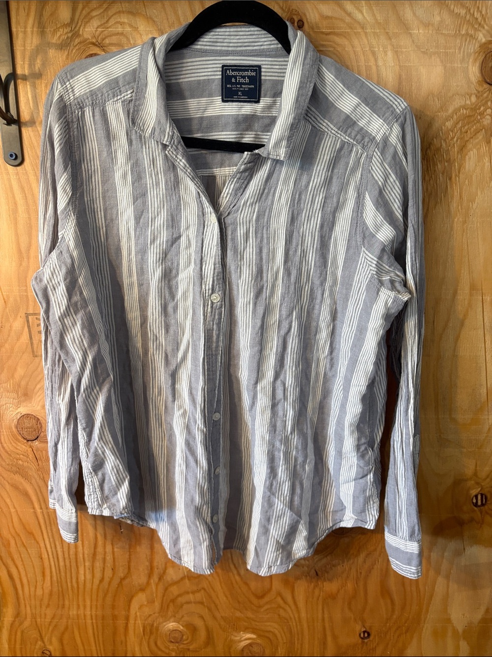 Abercrombie & Fitch Men's White and Light Blue Vertical Stripe Button-Down Shirt